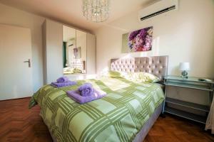 Säng eller sängar i ett rum på Madea Split