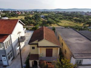 Una vista aérea de una casa con techo. en Helena House Bibinje, en Bibinje