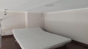 Postel nebo postele na pokoji v ubytování Loft styled apartment near Noblessner