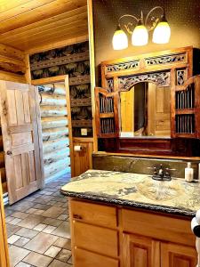 uma casa de banho com um lavatório e um espelho em Hibernation Station em West Yellowstone