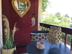 a table on a porch with two baskets and a heart mirror at Le vigneron Au coeur des vignes à proximité des lacs et cascades lits faits à l'arrivée in Passenans