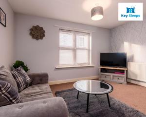 een woonkamer met een bank en een tv bij One Bedroom Apartment At Keysleeps Short Lets Central Location Leisure Contractor Free Parking in Hull