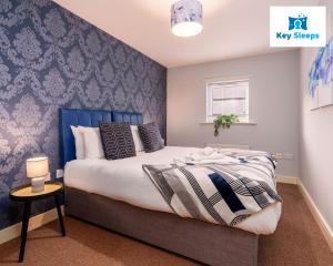 Schlafzimmer mit einem großen Bett mit blauem Kopfteil in der Unterkunft One Bedroom Apartment At Keysleeps Short Lets Central Location Leisure Contractor Free Parking in Hull
