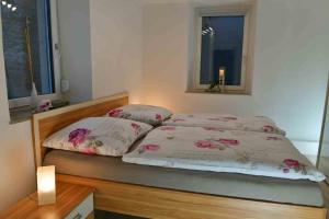 Ein Bett oder Betten in einem Zimmer der Unterkunft An der romantischen Stadtmauer