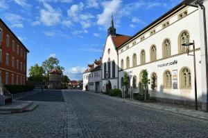 een lege straat in een stad met witte gebouwen bij An der romantischen Stadtmauer in Mellrichstadt