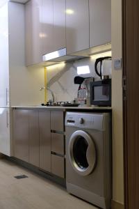 Kuchyň nebo kuchyňský kout v ubytování Mira Holiday Homes - Cozy studio in Meydan