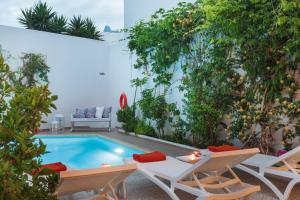 Бассейн в Tinos Resort или поблизости