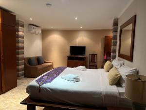 a hotel room with a large bed and a television at อีสานจอมเทียน in Jomtien Beach