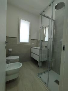 ein Bad mit einem WC, einem Waschbecken und einer Dusche in der Unterkunft APARTMENT VELA SUITE in Alba Adriatica