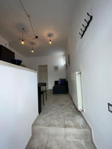 - un couloir avec un canapé et une chaise dans la chambre dans l'établissement Casa Valeria, à Tuscania