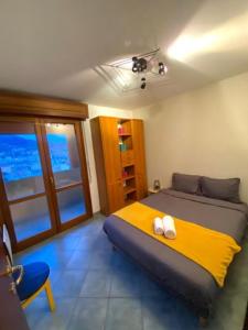 - une chambre avec un lit et une couverture jaune dans l'établissement Appartement 02 Vue Panoramique -WIFI- Parking privé -NICE, à Nice