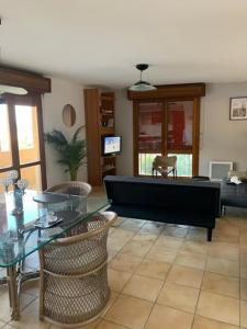 salon z kanapą i szklanym stołem w obiekcie Appartement 02 Vue Panoramique -WIFI- Parking privé -NICE w Nicei