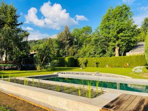 施內貝格山麓普赫貝格的住宿－Ferienwohnung Sonnleiten，花园内的游泳池,带长凳