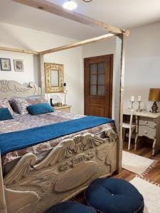 1 dormitorio con 1 cama grande con marco de madera en Village house Velimirović, en Danilovgrad