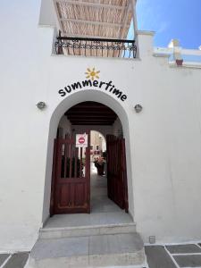 Η πρόσοψη ή η είσοδος του Summer Time
