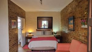sypialnia z łóżkiem i ceglaną ścianą w obiekcie Angel's mist guesthouse w mieście Kaapsehoop