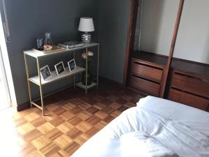 um quarto com uma cama e uma mesa com fotografias em Casa Ferrel B&B em Ferrel