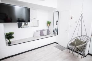 TV a/nebo společenská místnost v ubytování Dizengoff square garden