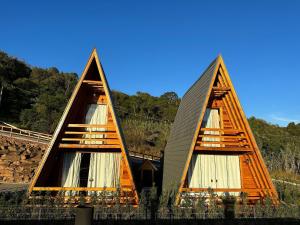 se muestran dos casas en forma de cono en Cabana Relax - Picada Café, en Picada Café