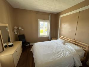 Postel nebo postele na pokoji v ubytování Auberge Lac-Saint-Jean