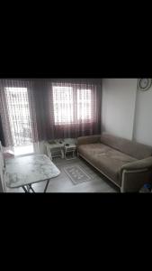 - un salon avec un canapé et une table dans l'établissement Bursa Görükle, à Bursa