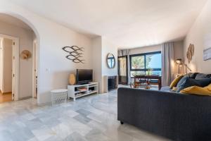 TV a/nebo společenská místnost v ubytování Doña Lola Claudia acogedor apartamento frente a la Playa de Calahonda - Vistas al mar y a la piscina comunitaria