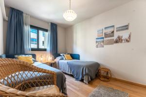Postel nebo postele na pokoji v ubytování Doña Lola Claudia acogedor apartamento frente a la Playa de Calahonda - Vistas al mar y a la piscina comunitaria + 25 fotografií