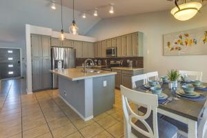 Η κουζίνα ή μικρή κουζίνα στο Near Hiking and Golfing Mesa Home with Pool and Patio