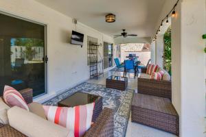 Χώρος καθιστικού στο Near Hiking and Golfing Mesa Home with Pool and Patio