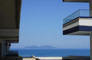 een uitzicht op de oceaan vanuit een gebouw bij ELISOS Studio Apartment with swimming pool in Vlorë