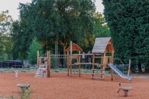 un parque con parque infantil con tobogán en Huttopia De Meinweg en Herkenbosch