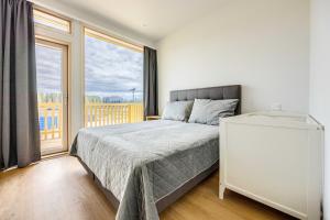 ein Schlafzimmer mit einem Bett und einem großen Fenster in der Unterkunft Seaview Villa Resort in Kalajoki