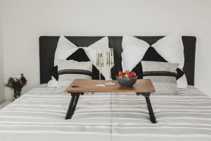 Una cama con una mesa con dos copas de vino. en Heide Seele en Soltau