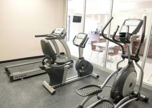 Fitness centrum a/nebo fitness zařízení v ubytování Super 8 by Wyndham Stanton