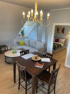 una sala de estar con una mesa y un sofá en Apartamet Gabriel, en Tykocin