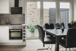 uma cozinha com uma mesa de jantar e cadeiras em Heide Seele em Soltau