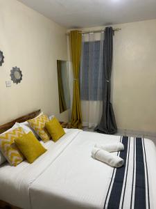 Postel nebo postele na pokoji v ubytování Ruby Modern Homes-1br-Nyeri, King'ong'o-Marriott
