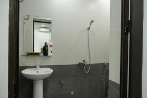 ein Bad mit einem Waschbecken und einer Dusche in der Unterkunft Anh Anh Luxury Hotel in Tuyên Quang