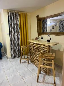 Zimmer mit einem Waschtisch mit 2 Hockern und einem Spiegel in der Unterkunft Ruby Modern Homes-1br-Nyeri, King'ong'o-Marriott in Nyeri