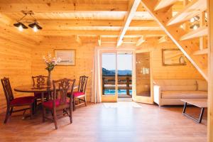 A seating area at Romantic Tree House