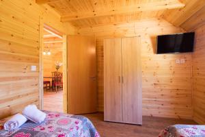 A television and/or entertainment centre at Romantic Tree House