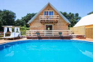 The swimming pool at or close to Romantic Tree House