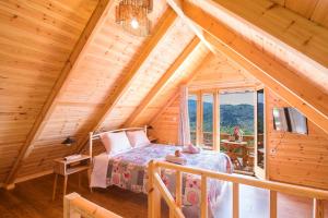 A bed or beds in a room at Romantic Tree House Még 37 kép