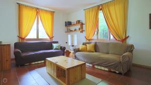 ein Wohnzimmer mit zwei Sofas und einem Couchtisch in der Unterkunft Italianway - San Rocco 73 in San Fedele Intelvi