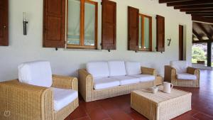 ein Wohnzimmer mit Korbstühlen und einem Sofa in der Unterkunft Italianway - San Rocco 73 in San Fedele Intelvi