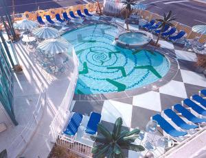 an overhead view of a swimming pool with chairs and umbrellas at The StarLux in Wildwood