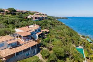 een luchtzicht op een huis op een heuvel naast de oceaan bij Casa Azzurra con Terrazza Vista Mare by Wonderful Italy in Golfo Aranci