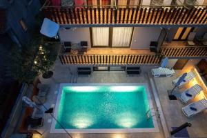 Basen w obiekcie Pool Apartments Julia lub w pobliżu
