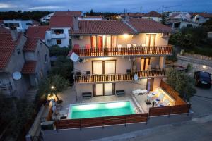 Basen w obiekcie Pool Apartments Julia lub w pobliżu
