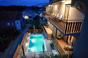 Basen w obiekcie Pool Apartments Julia lub w pobliżu